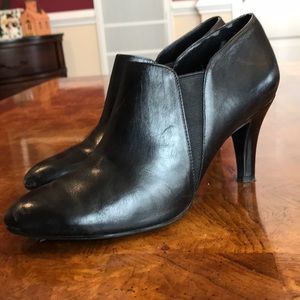 Black Leather Bandolino Booties (Size 6.5)
